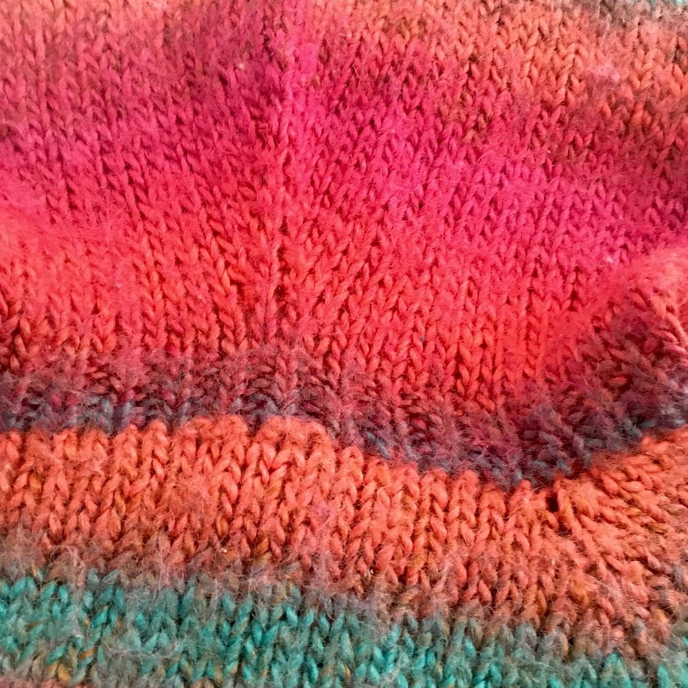 Handmade wool hooded sweater beautiful for fall - Picture 3 of 8